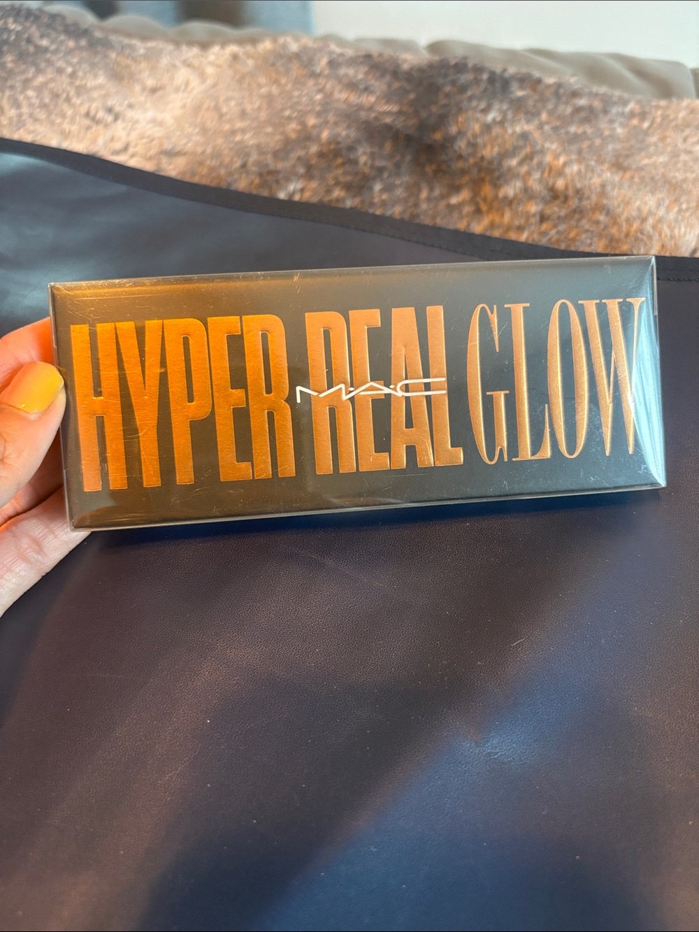 MAC Cosmetics Hyper Real Glow Wall Art - Metallic Gold